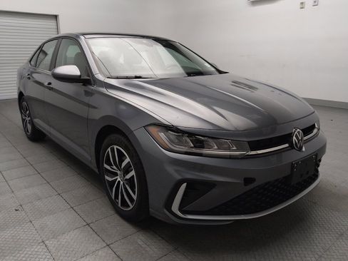 Used 2025 Volkswagen Jetta SE FWD image 13