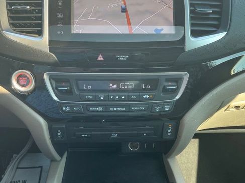 Used 2018 Honda Pilot Touring image 18