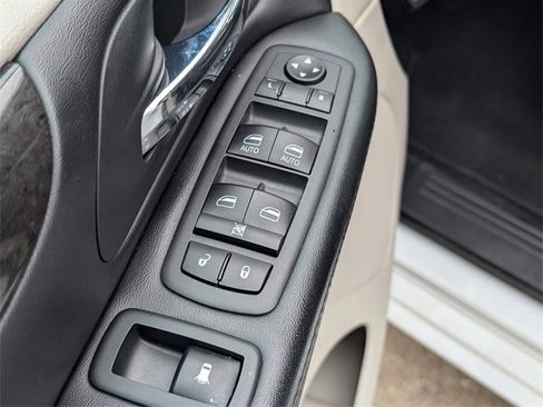 Used 2020 Dodge Grand Caravan SE w/ UConnect Hands-Free Group image 11