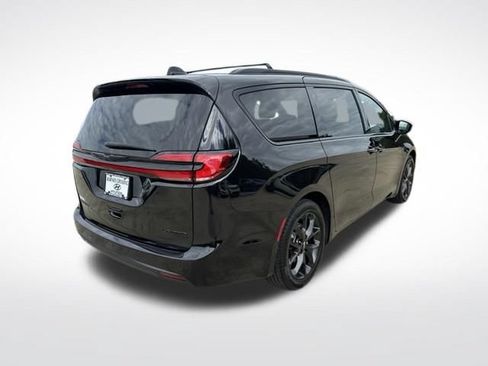 Used 2025 Chrysler Pacifica Limited FWD image 3