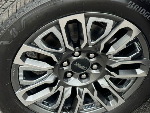 Used 2023 GMC Yukon Denali Ultimate w/ LPO, Floor Liner Package AWD/4WD image 4