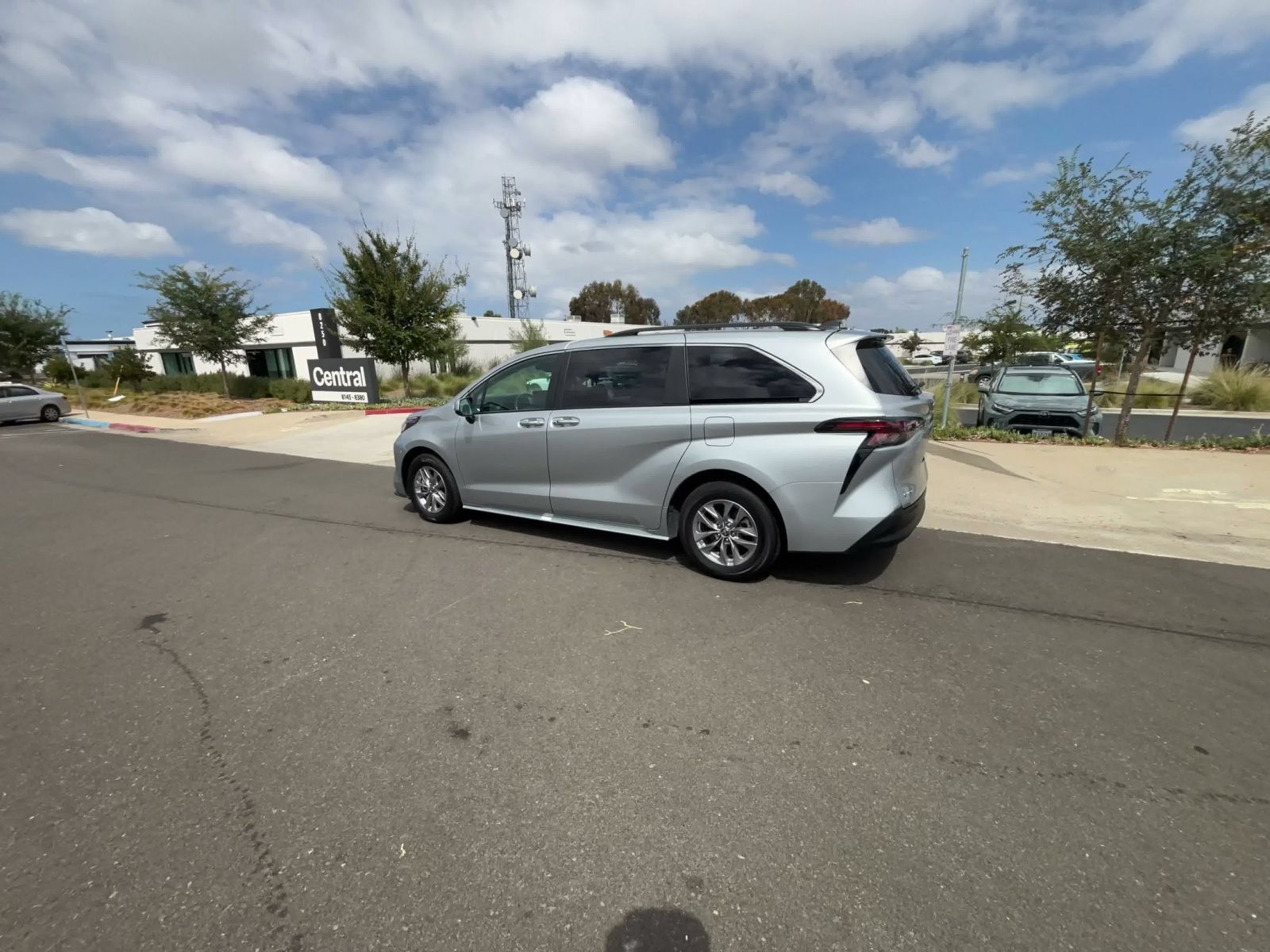 Used 2025 Toyota Sienna XLE FWD image 9