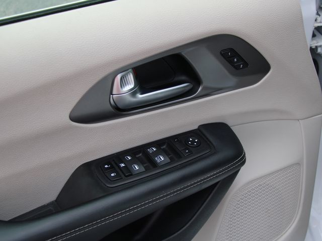 Used 2023 Chrysler Pacifica Touring-L FWD image 15