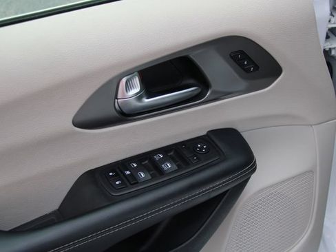 Used 2023 Chrysler Pacifica Touring-L FWD image 15