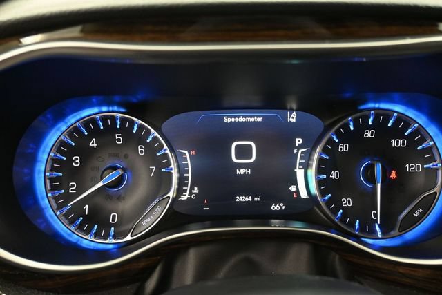 Used 2024 Chrysler Pacifica Limited AWD/4WD image 9