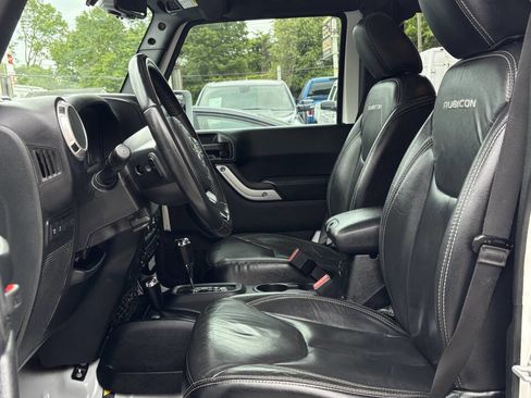 Used 2017 Jeep Wrangler Unlimited Rubicon w/ Connectivity Group AWD/4WD image 10