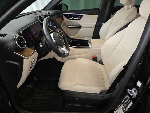 Used 2024 Mercedes-Benz GLC 300 4MATIC image 12