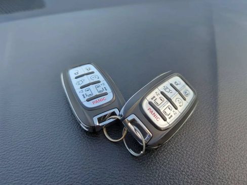 Used 2023 Chrysler Pacifica Limited FWD image 29