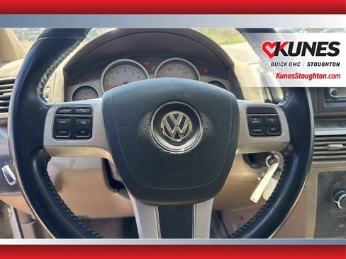 Used 2011 Volkswagen Routan SE FWD image 19