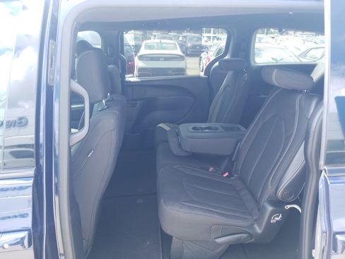 Used 2020 Chrysler Pacifica Touring w/ S Appearance Package image 11