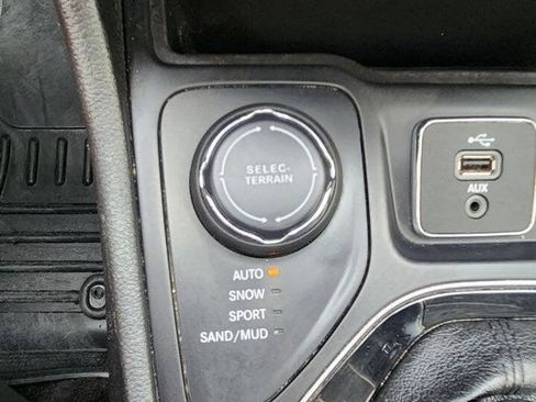 Used 2019 Jeep Cherokee Limited AWD/4WD image 14