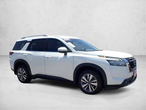 Used 2023 Nissan Pathfinder SL AWD/4WD image 6