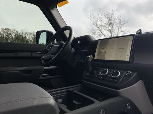 Used 2023 Land Rover Defender 130 X-Dynamic SE image 6