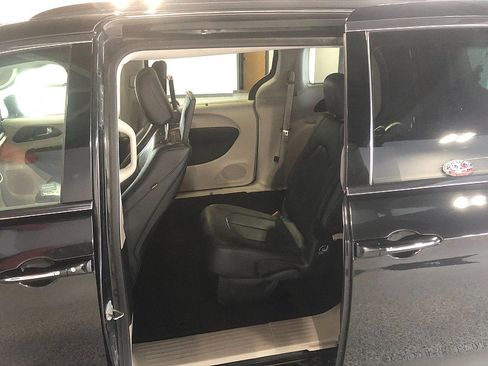 Used 2018 Chrysler Pacifica Touring-L Plus FWD image 14