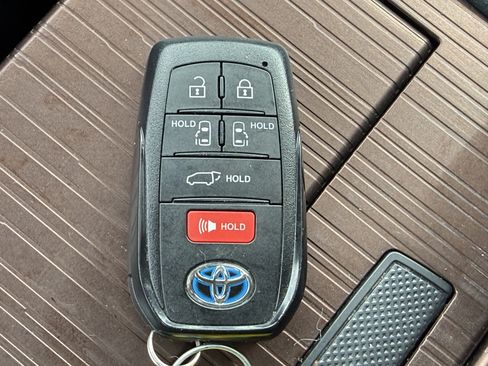 Used 2022 Toyota Sienna XLE w/ XLE Plus Package FWD image 36