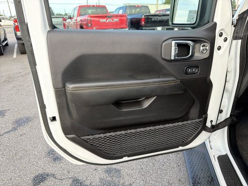 Used 2025 Jeep Wrangler Unlimited Sahara AWD/4WD image 9