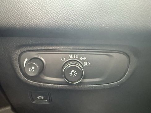 Used 2023 GMC Terrain SLE w/ Driver Convenience Package image 23