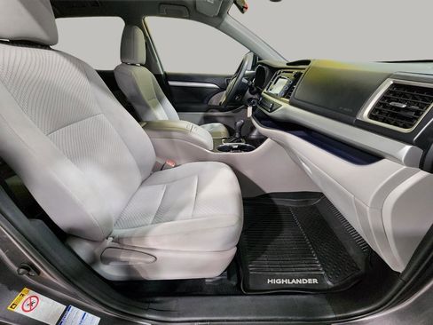 Used 2019 Toyota Highlander LE image 26