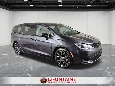 Used 2020 Chrysler Pacifica Touring w/ S Appearance Package image 2