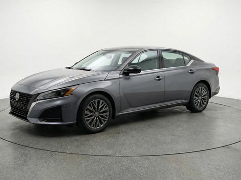Used 2025 Nissan Altima 2.5 SV image 3