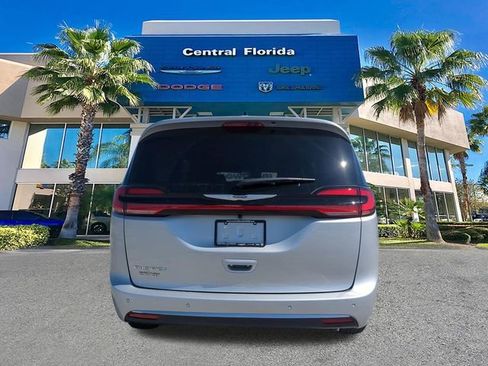 New 2026 Chrysler Pacifica Select image 6