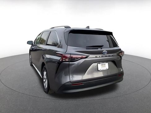 Used 2025 Toyota Sienna XLE image 11