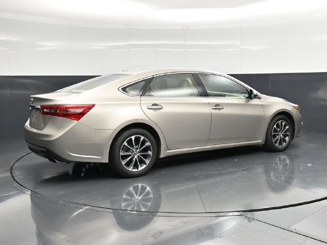 Used 2016 Toyota Avalon XLE FWD image 2