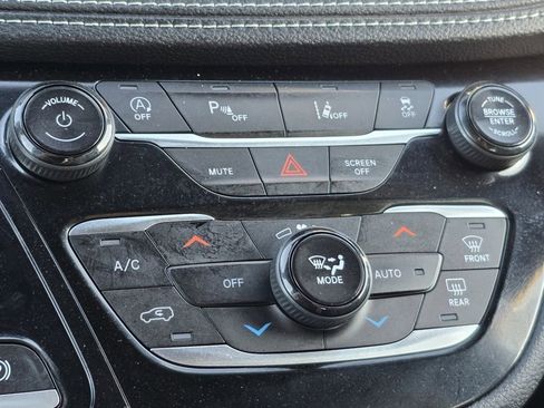 Used 2026 Chrysler Pacifica Limited image 11