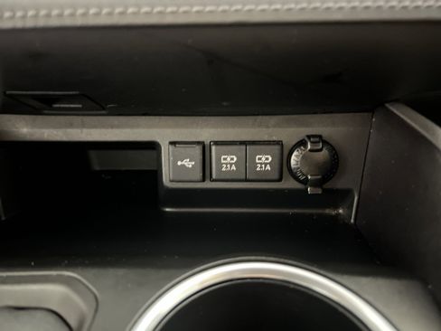 Used 2020 Toyota Highlander XLE image 35