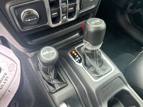 Used 2022 Jeep Wrangler Unlimited Sahara AWD/4WD image 22