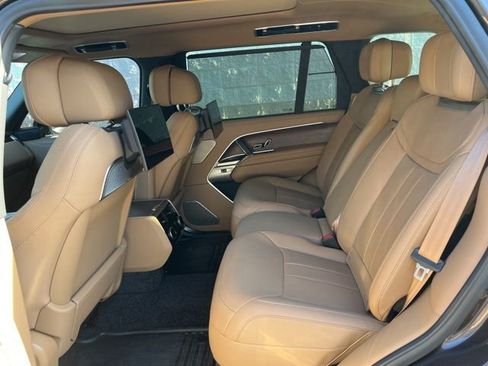 Used 2025 Land Rover Range Rover Long Wheelbase Autobiography image 9