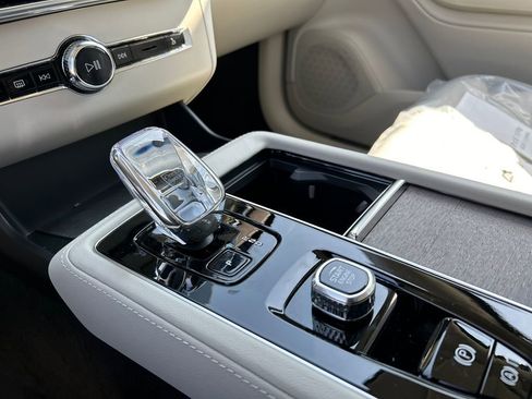New 2026 Volvo XC90 T8 Ultra w/ Protection Package Premier AWD/4WD image 19