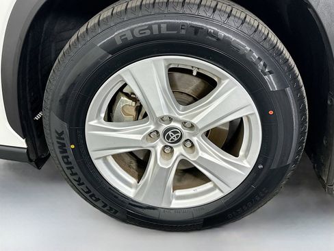 Used 2022 Toyota Highlander LE FWD image 32