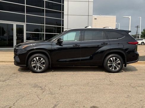 Used 2021 Toyota Highlander XLE AWD/4WD image 6