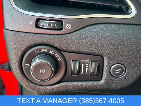 Used 2019 Jeep Cherokee Trailhawk AWD/4WD image 21