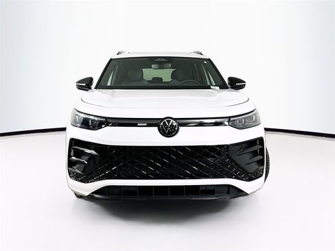 New 2025 Volkswagen Tiguan SE R-Line image 5