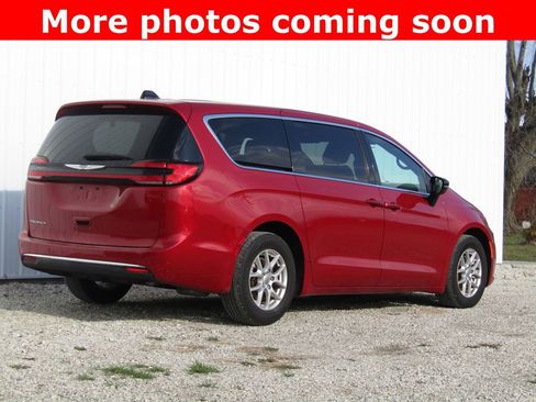 Used 2025 Chrysler Pacifica Select image 3