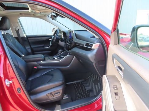 Used 2024 Toyota Highlander LE AWD/4WD image 23