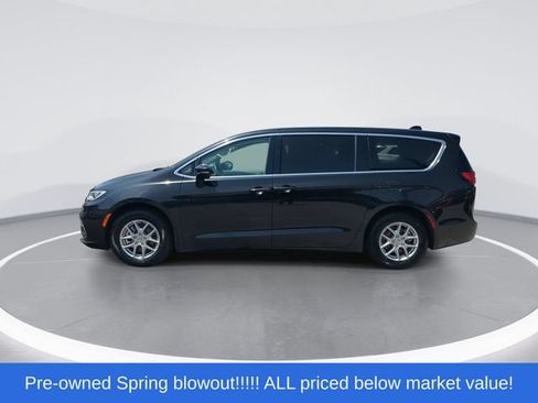 Used 2023 Chrysler Pacifica Touring-L FWD image 5