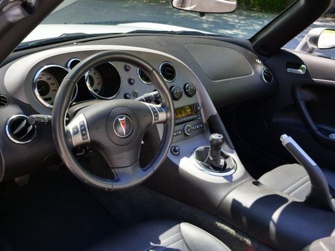 Used 2007 Pontiac Solstice Convertible w/ Premium Package RWD image 2