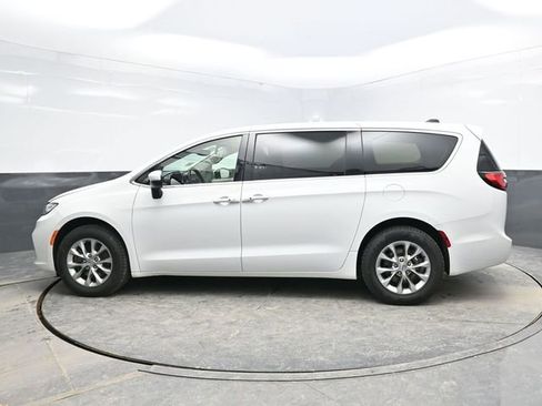 Used 2023 Chrysler Pacifica Touring-L image 4