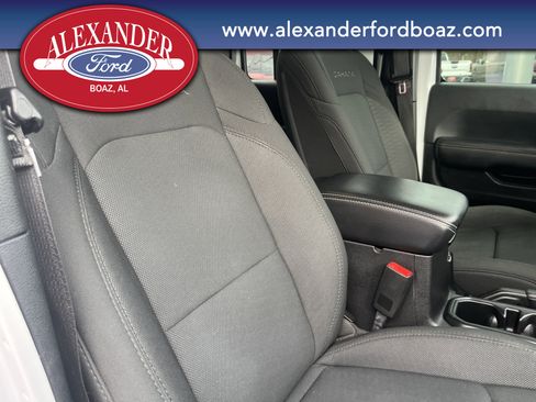 Used 2019 Jeep Wrangler Unlimited Sahara w/ Safety Group image 18