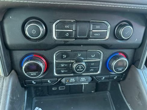 Used 2021 Chevrolet Suburban Z71 w/ Z71 Signature Package AWD/4WD image 23