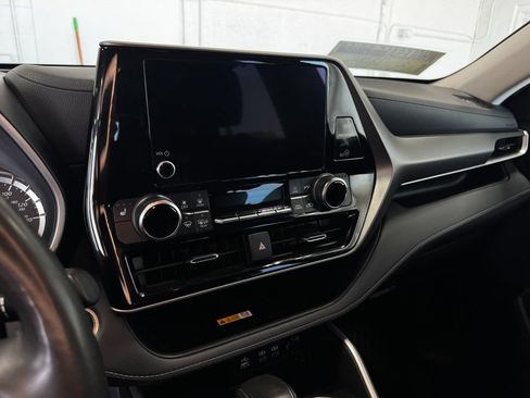 Used 2024 Toyota Highlander XLE AWD/4WD image 18