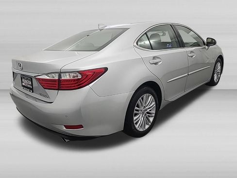 Used 2015 Lexus ES 350 w/ Luxury Package FWD image 3