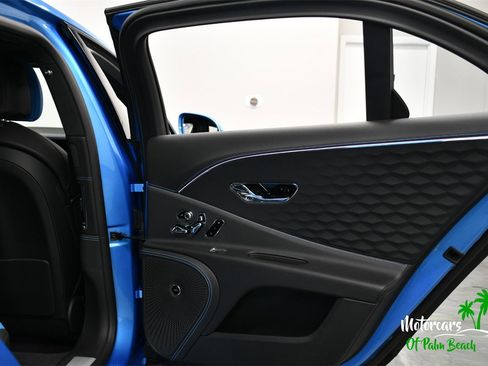 Used 2025 Bentley Flying Spur Plug-In Hybrid image 50