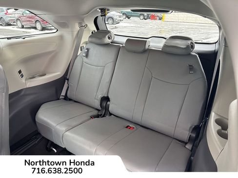 Used 2024 Toyota Sienna Limited image 20