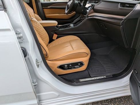 Used 2024 Jeep Grand Cherokee Summit AWD/4WD image 30