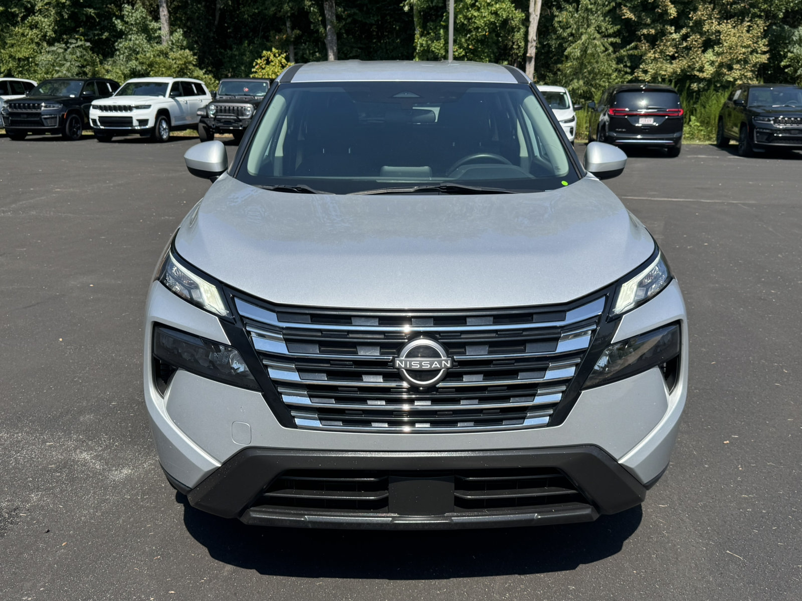 Used 2024 Nissan Rogue SV AWD/4WD image 2