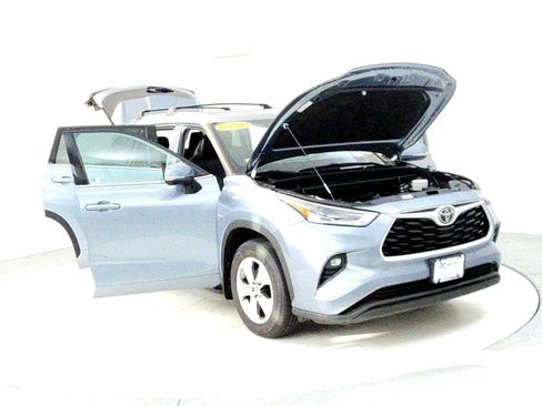 Certified 2021 Toyota Highlander XLE image 9